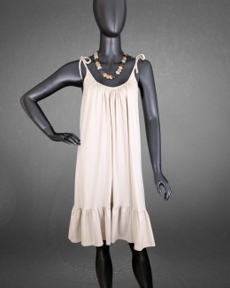 MILIA – beżowa sukienka z falbaną i wiązaniami