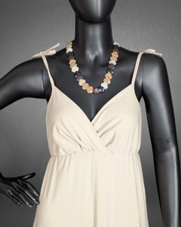 FIORA – beżowa sukienka z falbanami