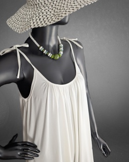 MILIA – śmietankowa sukienka z falbaną i wiązaniami