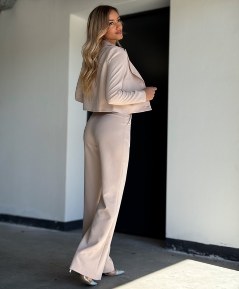 AMARYLIS – beżowy komplet garniturowy ze złotymi guzikami