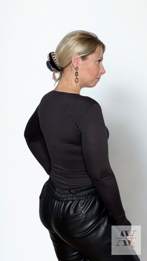 Bluzka INGRID czekoladowa – nowoczesna klasyka z nutą elegancji