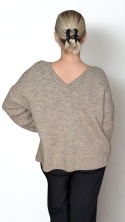 MELINDA  – sweter cappucino z dekoltem V z przodu i z tyłu