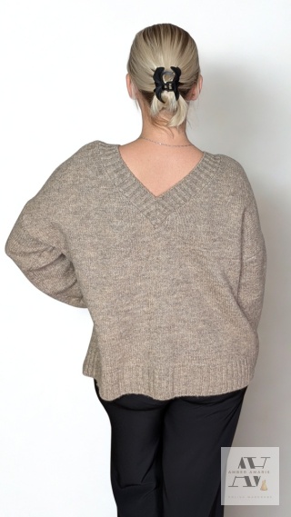 Sweter MELINDA cappuccino – zmysłowy dekolt V z przodu i z tyłu