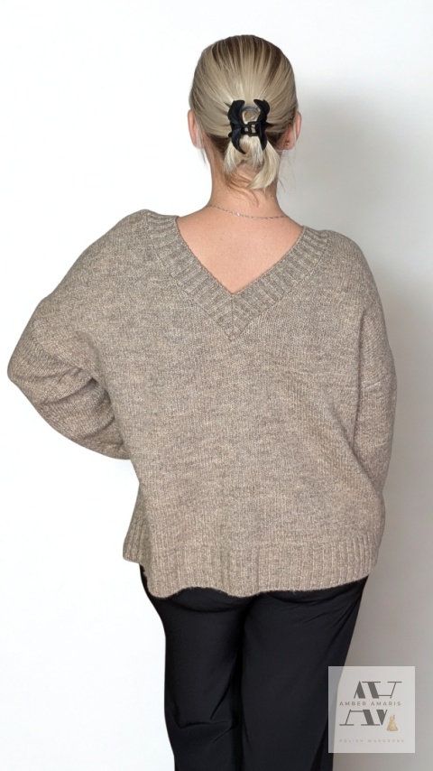 Sweter MELINDA cappuccino – zmysłowy dekolt V z przodu i z tyłu