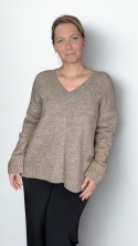 MELINDA  – sweter cappucino z dekoltem V z przodu i z tyłu