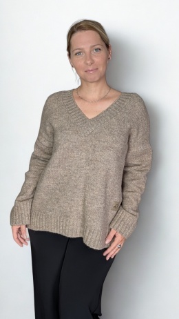 MELINDA  – sweter cappucino z dekoltem V z przodu i z tyłu