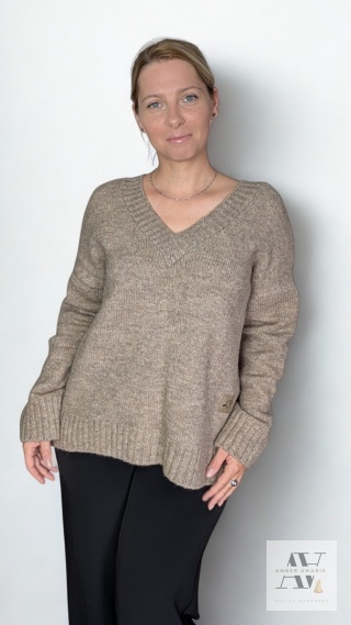 Sweter MELINDA cappuccino – zmysłowy dekolt V z przodu i z tyłu
