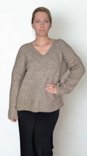 MELINDA  – sweter cappucino z dekoltem V z przodu i z tyłu