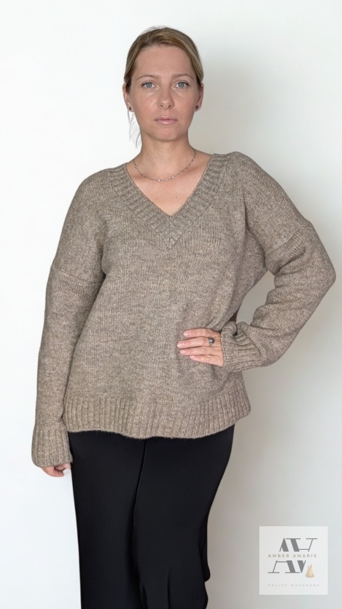 Sweter MELINDA cappuccino – zmysłowy dekolt V z przodu i z tyłu