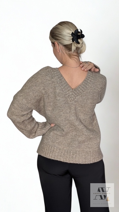 Sweter MELINDA cappuccino – zmysłowy dekolt V z przodu i z tyłu