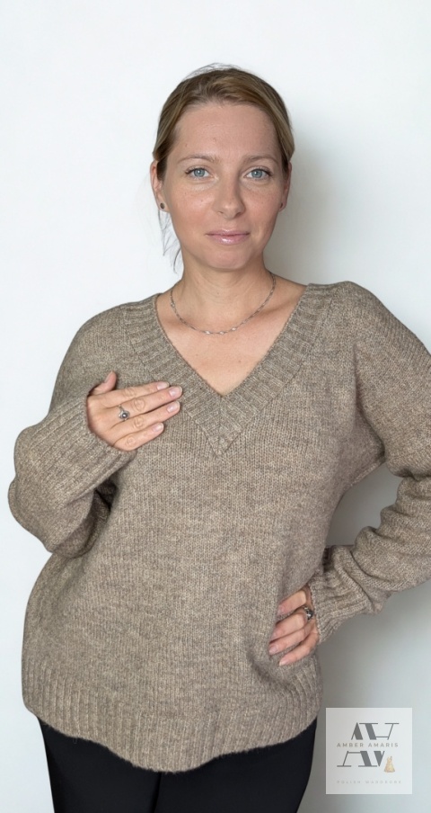 Sweter MELINDA cappuccino – zmysłowy dekolt V z przodu i z tyłu