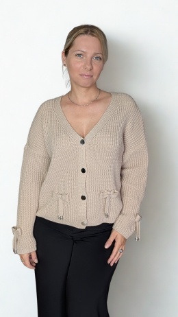 CELINE – klasyczny beżowy sweter z guzikami i kokardkami