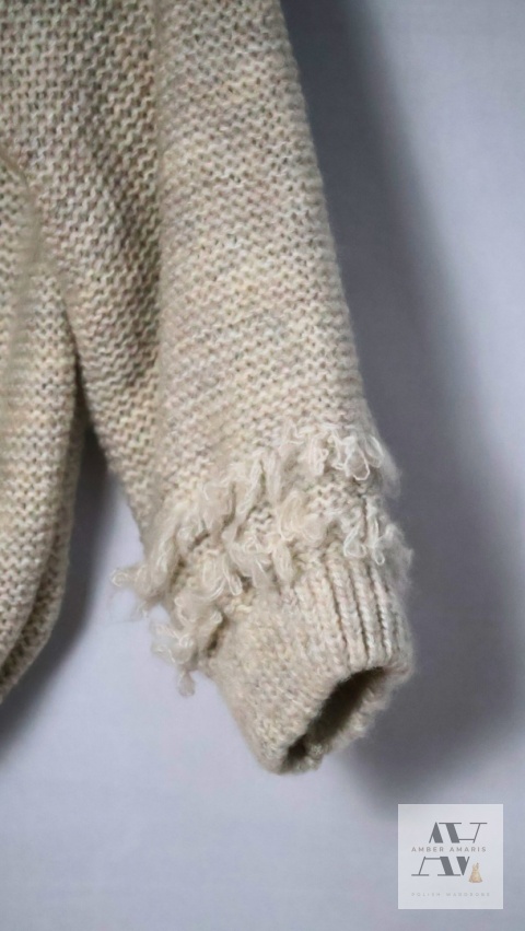 Sweter LORRA – miękki komfort z nutą boho ecru