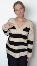 MELINDA  – Beżowy sweter w paski i dekoltem V z przodu i z tyłu