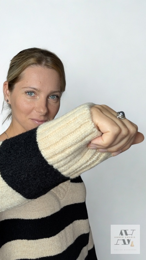 Sweter MELINDA beżowy w paski – zmysłowy dekolt V z przodu i z tyłu