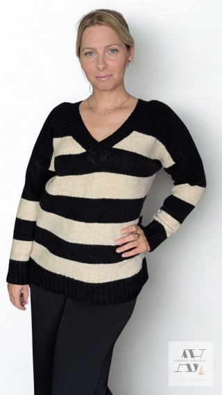 Sweter MELINDA czarny w paski – zmysłowy dekolt V z przodu i z tyłu