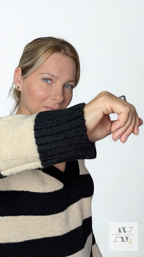 Sweter MELINDA czarny w paski – zmysłowy dekolt V z przodu i z tyłu